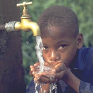Illustration. Un enfant boit de l'eau potable. Crédits : DR