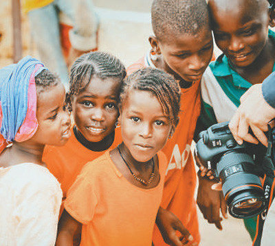 The wells constructed by Chinese companies for Senegalese villages bring joy to local children. (By Lv Qiang from People’s Daily)