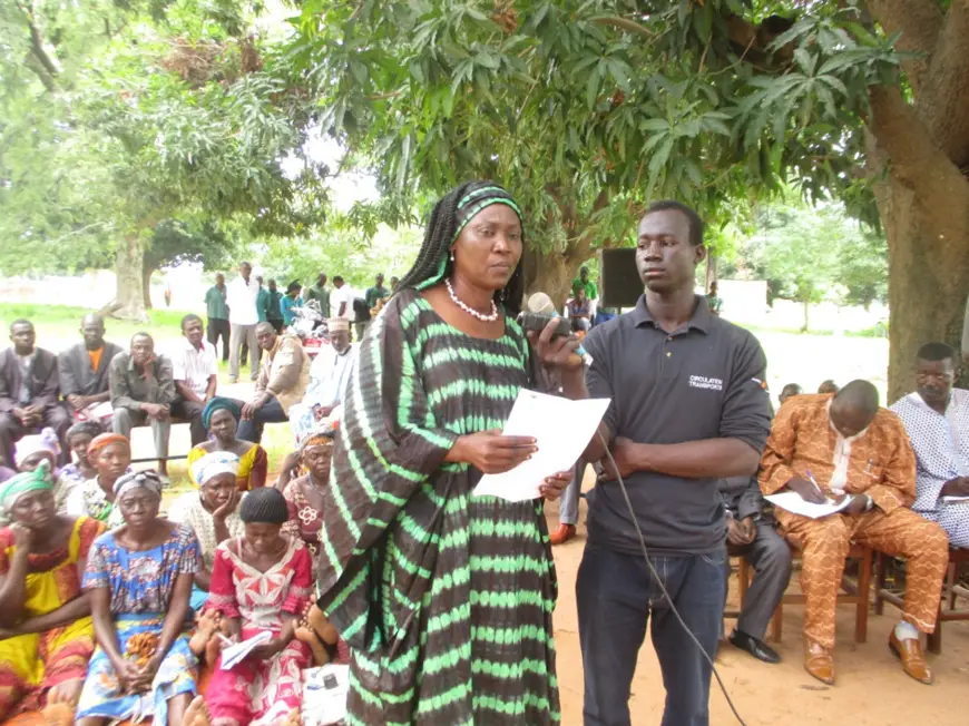 Député Eugénie Mbainaye en pleine sensibilisation à Bainamar (Logone Occidental) pour la relance de la filière coton au Tchad.