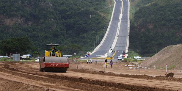 Chantier de construction de la liaison routière entre la zone industrielle de Pintown et le nord de Durban en Afrique du Sud, en février 2013. (Crédits : Reuters) Chantier de construction de la liaison routière entre la zone industrielle de Pintown et le nord de Durban en Afrique du Sud, en février 2013. (Crédits : Reuters)