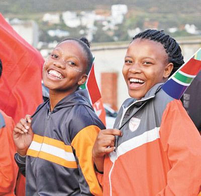 Students in Cape Town, South Africa welcome the visiting Chinese naval escort fleet. (By Li Yingyan from People’s Daily)