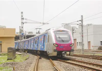 A Chinese-built train enters the station. The 16 subway trains running on Mumbai Metro Line 1 are all produced by CRRC Nanjing Puzhen Co., Ltd. (Photo by Yuan Jirong from People’s Daily)