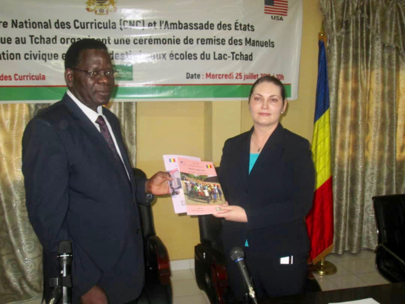 Le Centre National de Curricula (CNC) et l’Ambassade des Etats-Unis d’Amérique ont organisé, ce mercredi 25 juillet au CNC, une cérémonie de remise de manuels d’éducation civique et morale aux élèves du Lac Tchad. Alwihda Info