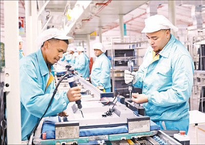 Employees are working at an assembling line at the Hisense Industrial Park in South Africa. (Photo by Guan Kejiang from People’s Daily)