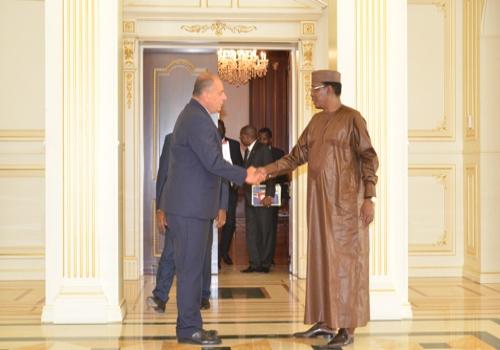 Poignée de main ce jeudi 9 août entre le président tchadien et le vice-président de la société turque Summa. N'Djamena, Tchad. Poignée de main ce jeudi 9 août entre le président tchadien et le vice-président de la société turque Summa. N'Djamena, Tchad.