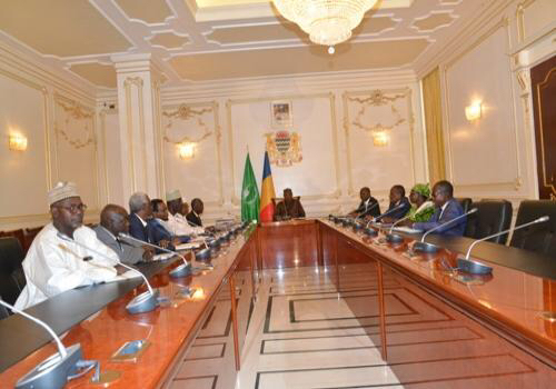 Rencontre ce jeudi 9 août au Palais présidentiel entre le chef de l'Etat et les responsables de l'Enseignement supérieur et de l'Education. N'Djamena. Rencontre ce jeudi 9 août au Palais présidentiel entre le chef de l'Etat et les responsables de l'Enseignement supérieur et de l'Education. N'Djamena.