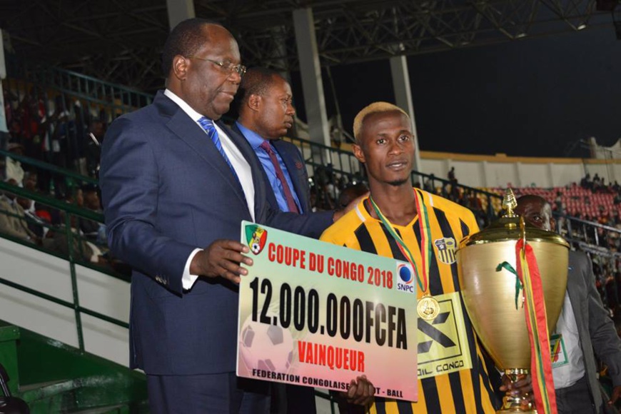 Le premier Ministre Clément Mouamba et le capitaine de Diables-noirs. Le premier Ministre Clément Mouamba et le capitaine de Diables-noirs.