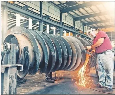Workers of Birtley Industrial Equipment Corporation, the first China-invested company in Kentucky, are welding equipment. (By Wu Lejun from People’s Daily)