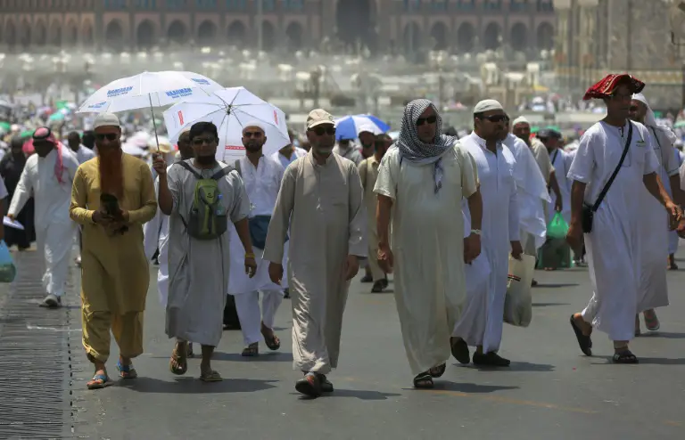 Des pèlerins musulmans marchent dans une rue de la ville sainte de la Mecque en Arabie saoudite avant le début du hajj annuel, le 18 août 2017 / © AFP / AHMAD AL-RUBAYE