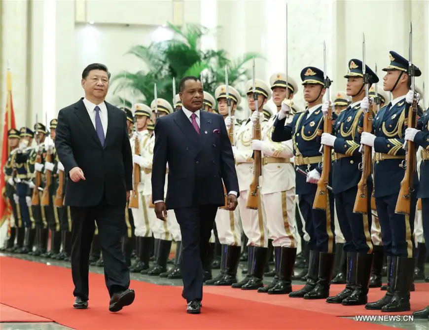 Xi Jinping et Denis Sassou N'guesso passant en revue les troupes chinoises