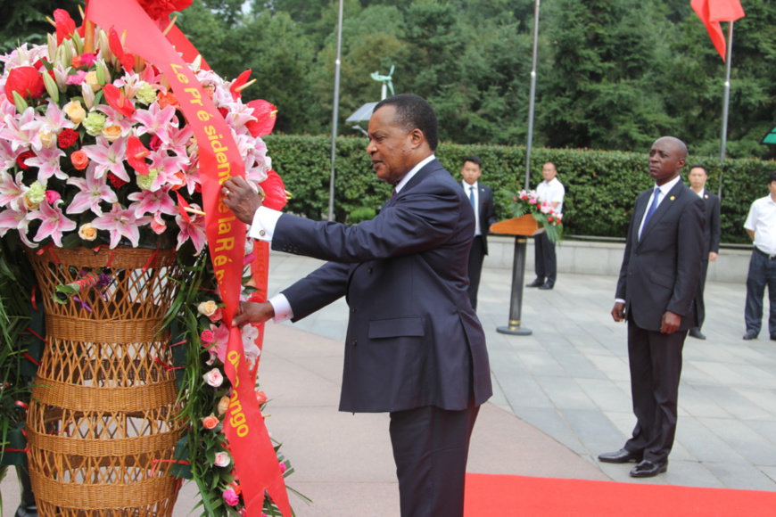 Hommage de Denis Sassou N'Guesso sur la stèle de Mao Tse Toung. Hommage de Denis Sassou N'Guesso sur la stèle de Mao Tse Toung.