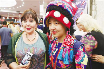 On Sept. 9, 2018, a teacher (left) from Ocean All-Russian Children's Center reunites with Tang Yifei, a girl traumatized in 2008 Wenchuan earthquake. The teacher showcases a photo taken with Tang 10 years ago. (Photo by Yin Xinyu from People’s Daily)