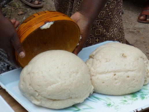 Un repas à base de boule au Tchad. Crédits photo : jeunescathos/DR