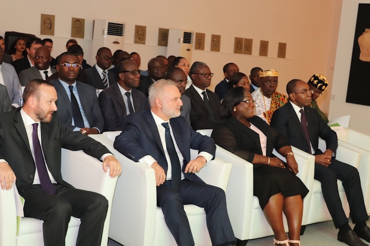 De gauche à droite, M. Patrice Fonlladosa, l'Ambassadeur de France M. Huberson, Madame la Ministre Anne désirée Ouloto (assainissement et salubrité) et M. le Ministre Issac Dé (numérique et PPT)