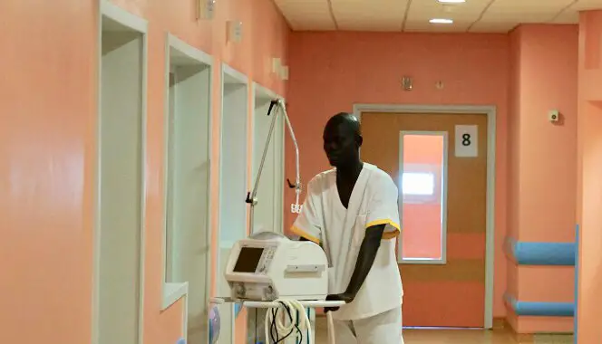 Un médecin à l’hôpital de la Renaissance de N’Djamena. Crédits : DR