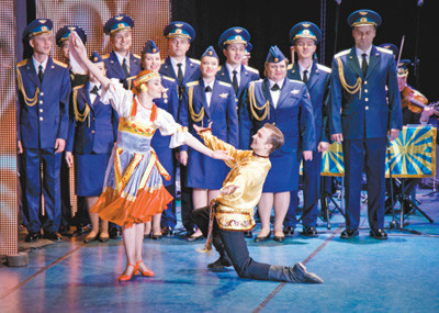 A Russian art troupe performs traditional dance at the 2018 Sino-Russia Artist Great Gala in Harbin on Sept. 6, 2018, during which Chinese and Russian artists present a grand cultural feast for the audience. (Photo from Harbin Daily)