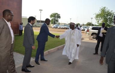 Le ministre Kalzeubet Payimi Deubet réceptionne le don de l'ONG Islamic Relief USA le vendredi 25 septembre 2018 à N'Djamena.