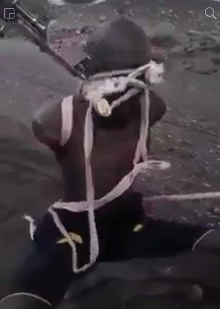 Tchad : un homme ligoté et trainé derrière une Toyota au Tibesti Tchad : un homme ligoté et trainé derrière une Toyota au Tibesti