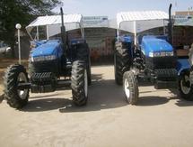 Deux tracteurs devant le stand de la SIMATRAC lors de l'exposition "N'Djamena Expo". /Photo E.N/Alwihda