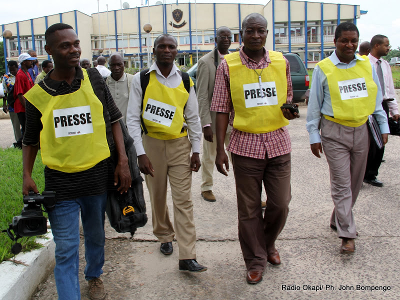 Des dossards de presse distribués le 24/11/2011 au commissariat général de la PNC à Kinshasa par Journaliste en danger (JED). Radio Okapi/ Ph. John Bompengo