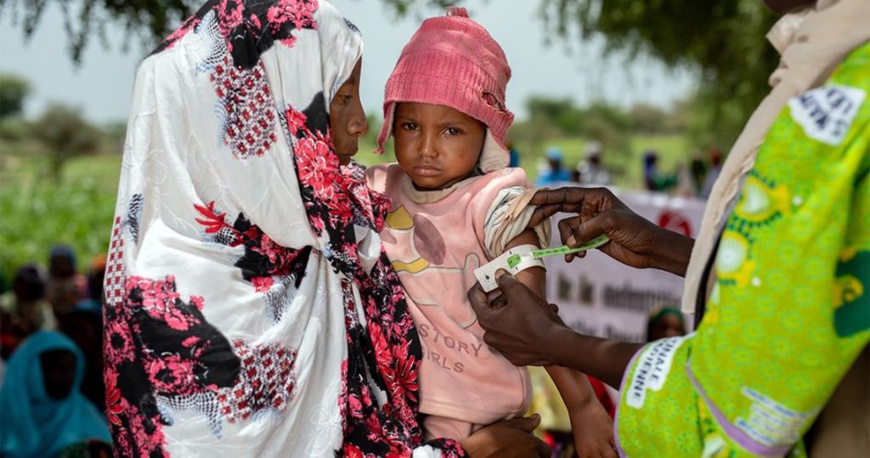 Un enfant dans les bras de sa mère au Tchad. Crédits photo : ONG Solidarités International Un enfant dans les bras de sa mère au Tchad. Crédits photo : ONG Solidarités International