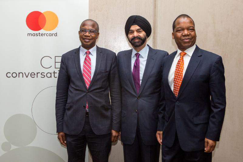 De gauche à droite: le Professeur Mthuli Ncube, ministre zimbabwéen des Finances et du Développement économique, Ajay Banga,  président-directeur général de Mastercard et John Mangudya_ gouverneur de la Reserve Bank of Zimbabwe (Banque centrale du Zimbabwe).