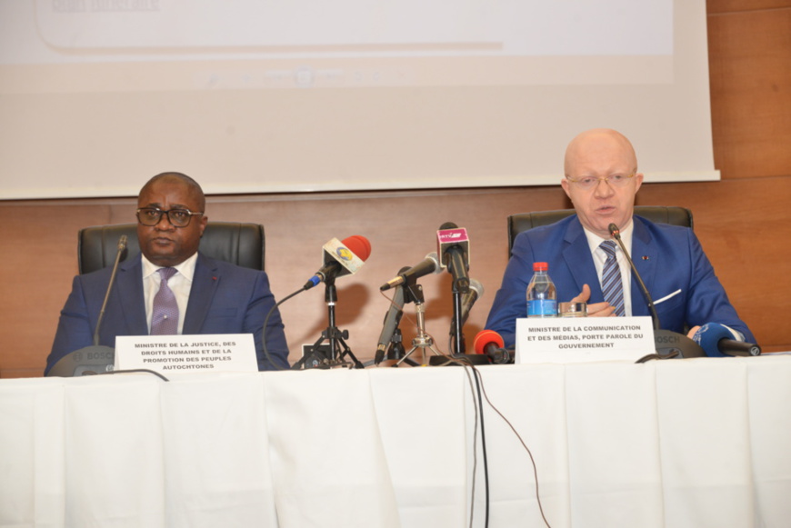 Les ministres Aimé Ange Bininga et Thierry Moungalla devant la presse.