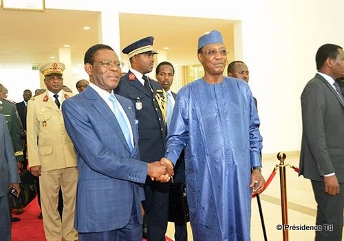 Illustration. Poignée de main entre les présidents Obiang Nguema et Idriss Déby. Pr/td