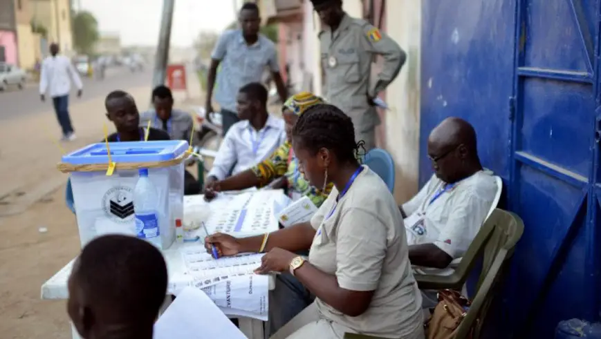 Des membres d'un bureau de vote examinent les listes dans une rue de Ndjamena, le 10 avril 2016. © ISSOUF SANOGO / AFP