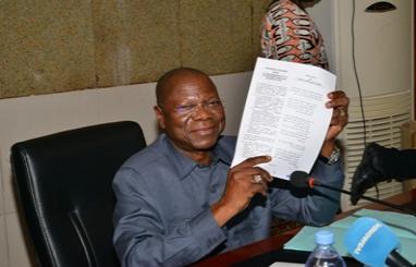 Le ministre d’Etat, ministre Secrétaire Général de la Présidence de la République, M. Kalzeubé Payimi Deubet, brandit l'accord trouvé avec la plateforme syndicale revendicative. Le ministre d’Etat, ministre Secrétaire Général de la Présidence de la République, M. Kalzeubé Payimi Deubet, brandit l'accord trouvé avec la plateforme syndicale revendicative.