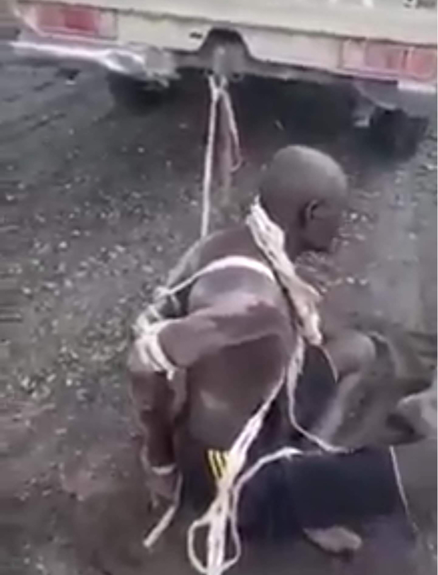 La victime ligoté et trainé derrière un véhicule au Tibesti. Capture d'écran vidéo. La victime ligoté et trainé derrière un véhicule au Tibesti. Capture d'écran vidéo.