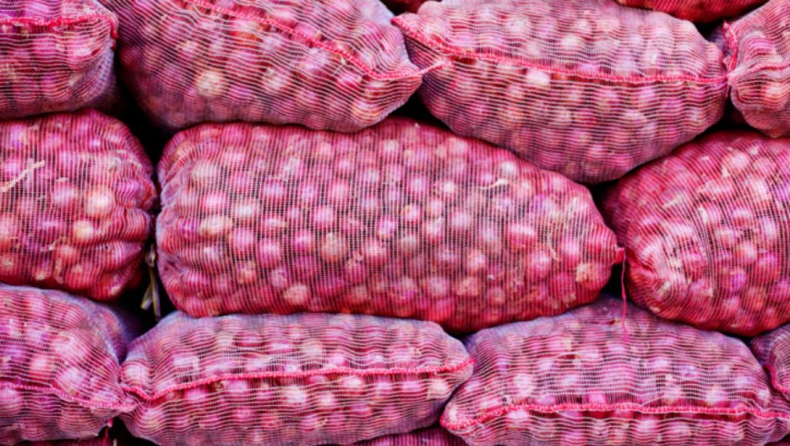 Des sacs d'oignons rouges. Getty Images/picturegarden Des sacs d'oignons rouges. Getty Images/picturegarden