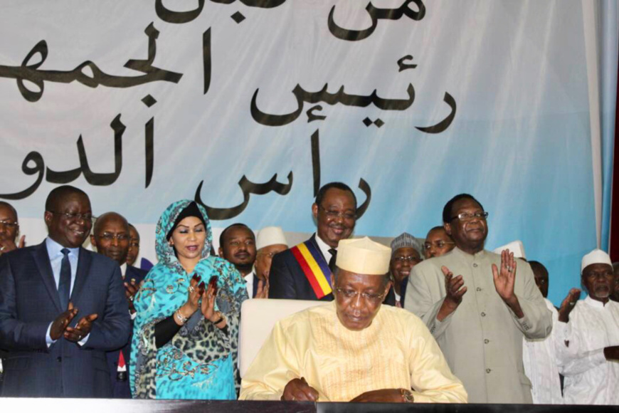 Promulgation de la 4ème République par le chef de l'Etat, Idriss Déby Itno, au Palais du 15 janvier. © Alwihda Info Promulgation de la 4ème République par le chef de l'Etat, Idriss Déby Itno, au Palais du 15 janvier. © Alwihda Info
