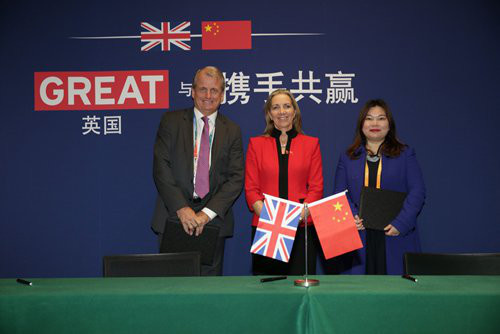 Rona Fairhead (center), British minister for Trade and Export Promotion, attends a signing ceremony at CIIE in Shanghai on Wednesday. Photo: Courtesy of the British Consulate-General in Shanghai