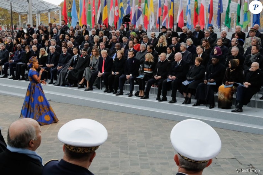 La chanteuse Angélique Kidjo devant les invités(Photo purepeople.com) La chanteuse Angélique Kidjo devant les invités(Photo purepeople.com)