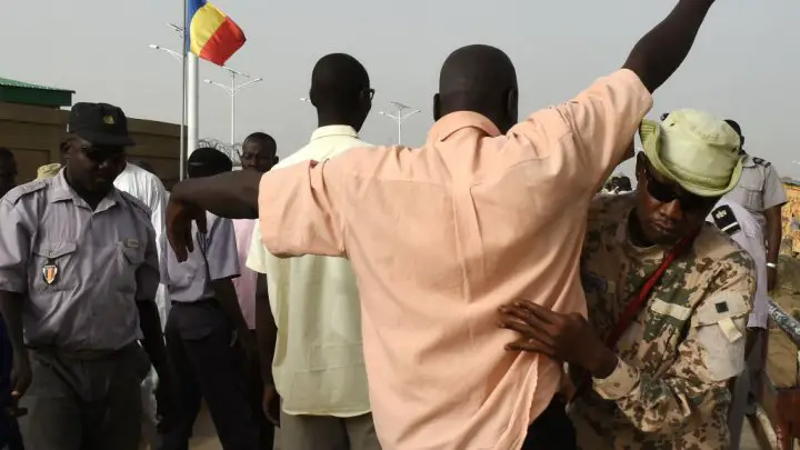 Un contrôle policier à la frontière entre le Cameroun et le Tchad, le 4 avril 2015. © Philippe Desmazes, AFP