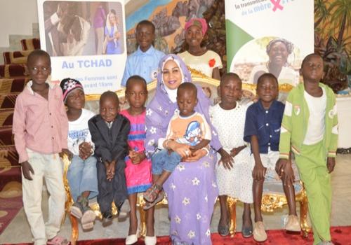 La Première Dame du Tchad entourée d'enfants à la Présidence. ©