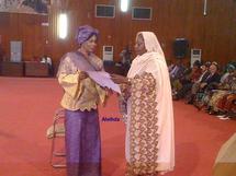 La représentente de la Première Dame remet le dîplome. Photo Alwihda La représentente de la Première Dame remet le dîplome. Photo Alwihda