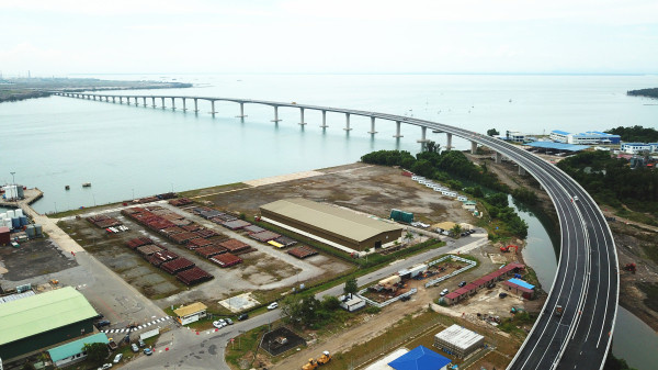 The Pulau Muara Besar Bridge traverses the Brunei Bay. (Photo from the website of China Communications Construction Company)