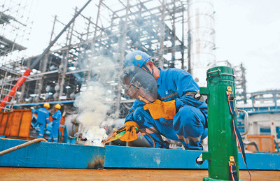Photo taken in northeast of Brunei’s capital Bandar Seri Begawan, on Nov. 17, 2018, shows the construction site of the Phase 1 of Zhejiang Hengyi Petrochemical Project on Pulau Muara Besar (PMB). Undertaken by China’s Hengyi Petrochemical Co. Ltd, the future modern petrochemical industrial base is expected to become a strong driving force for Brunei’s industrial upgrading, and help the country free itself from the dependence on resources export. (Xinhua/Wang Shen)