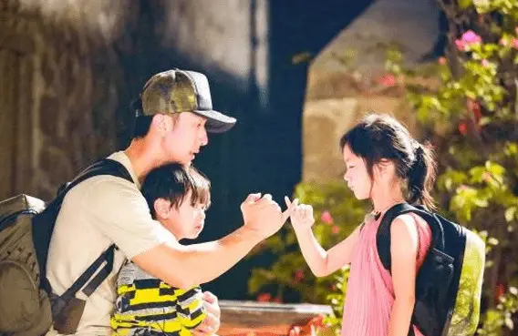 Wu Chun plays with his daughter and son in a Chinese reality show. Photo from internet