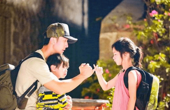 Wu Chun plays with his daughter and son in a Chinese reality show. Photo from internet Wu Chun plays with his daughter and son in a Chinese reality show. Photo from internet
