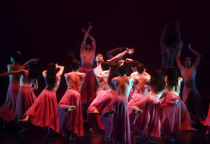 Dancers of Ballet Philippines perform in Beijing. The group visited Beijing and Shanghai this year, a return visit to the Philippine by the National Ballet of China two years ago. Photo by Xinhua News Agency