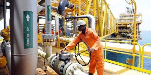 Un salarié de Total en train de surveiller un équipement sur la plateforme de la compagnie à Amenem, à 35 km de Port-Harcourt dans le delta du Niger au Nigéria (14-4-2009).© AFP - PIUS UTOMI EKPEI Un salarié de Total en train de surveiller un équipement sur la plateforme de la compagnie à Amenem, à 35 km de Port-Harcourt dans le delta du Niger au Nigéria (14-4-2009).© AFP - PIUS UTOMI EKPEI