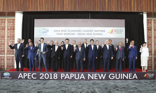 Chinese President Xi Jinping (fifth from left) and other participants pose for a "family photo" during the 2018 APEC Economic Leaders' Meeting in Port Moresby, Papua New Guinea on Sunday. Photo: Xinhua