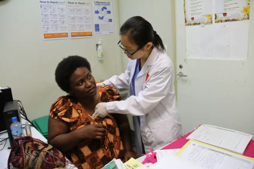 Liu Rui, an aid-PNG doctor, offers health checks to a local patient. Photo by Li Feng from People’s Daily