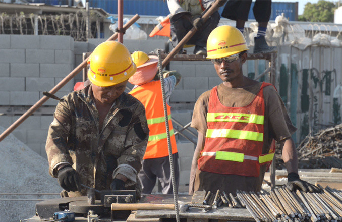 Workers at a construction site of China Railway Construction Corporation in Port Moresby, Papua New Guinea. Since the launch of the Belt and Road Initiative, more and more Chinese businesses and investments have entered Papua New Guinea, helping it with its infrastructure development, boosting local economy and providing employment opportunities. (Photo: Liu Qing/People's Daily Online)