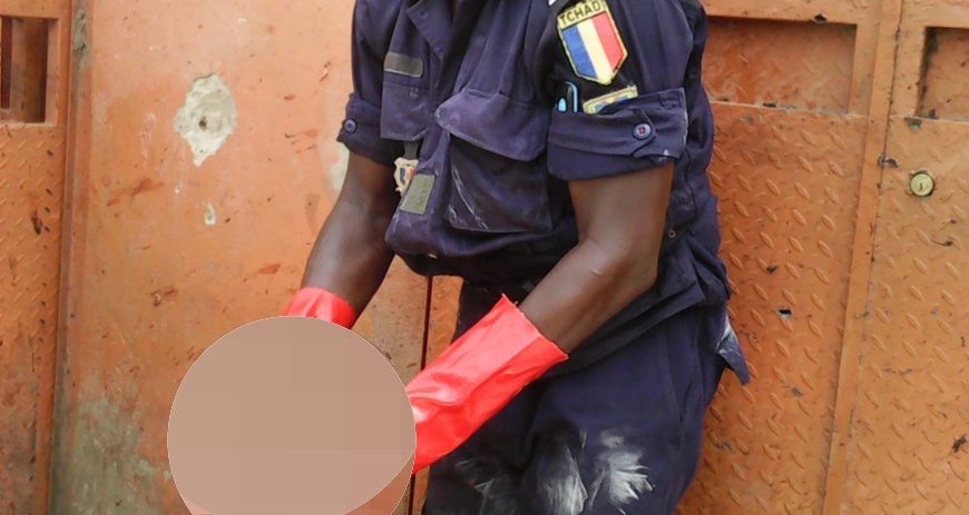 Le chef de corps des sapeurs pompiers de la Mairie de N'Djamena ramasse la tête d'un kamikaze le 12 juillet 2015 au grand marché de N'Djamena. © Alwihda Info