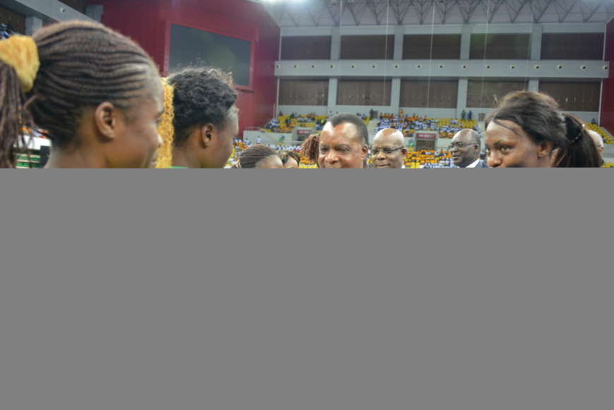 Denis Sassou N'Guesso saluant les Diables Rouges Denis Sassou N'Guesso saluant les Diables Rouges