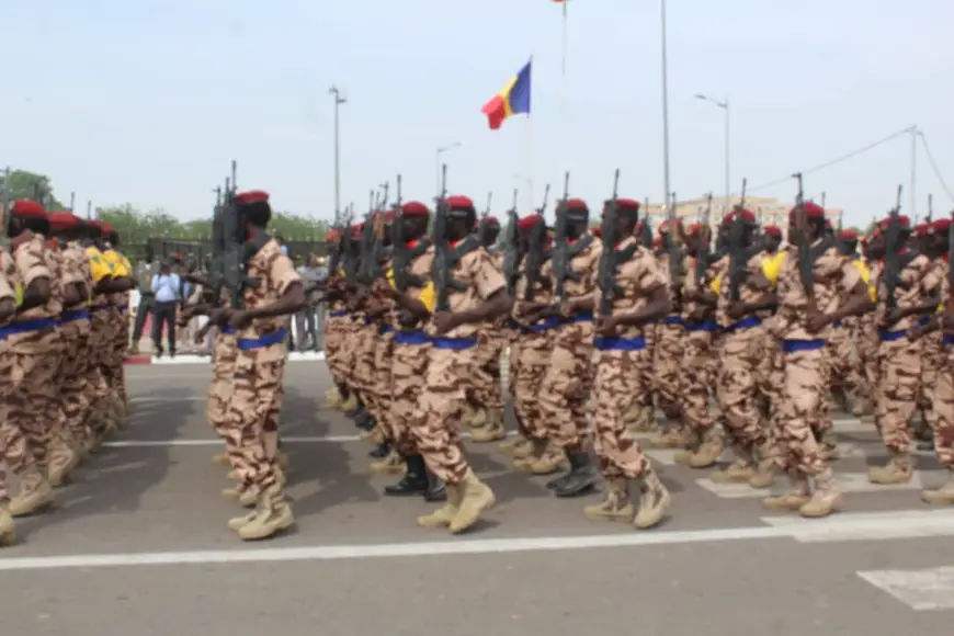 Des soldats défilent à la place de la nation le 1er décembre 2018. © Alwihda Info